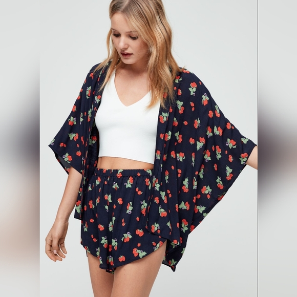 Aritzia Sunday Best kimono - Picture 1 of 10